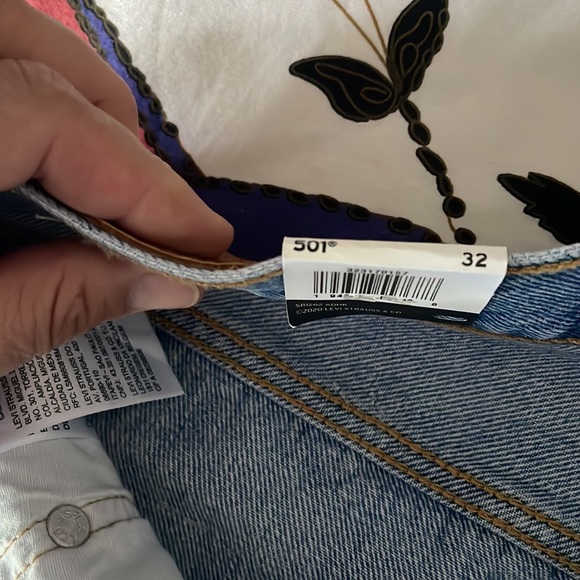 Levi’s 501 distressed denim shorts, size 32, new - Picture 6 of 9